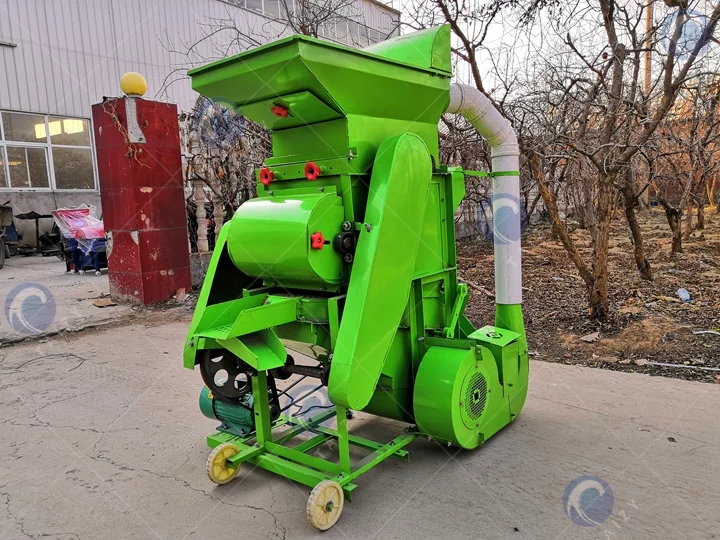 Peanut shelling machine