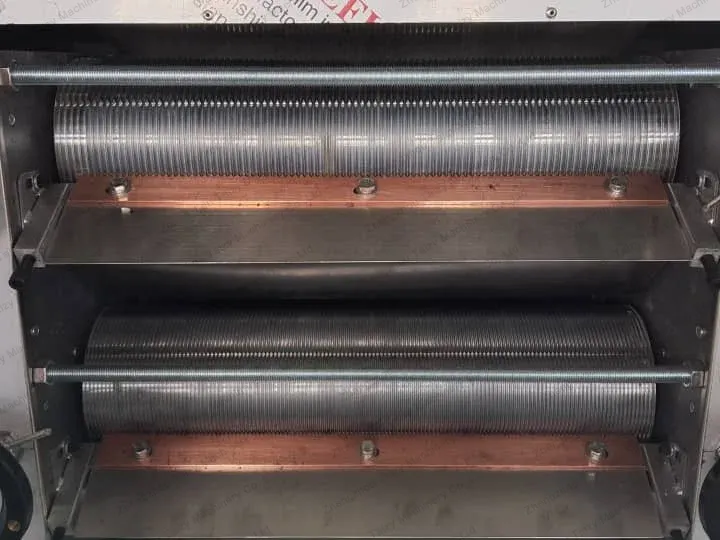 deux premières étapes de la machine de broyage de noix de cajou