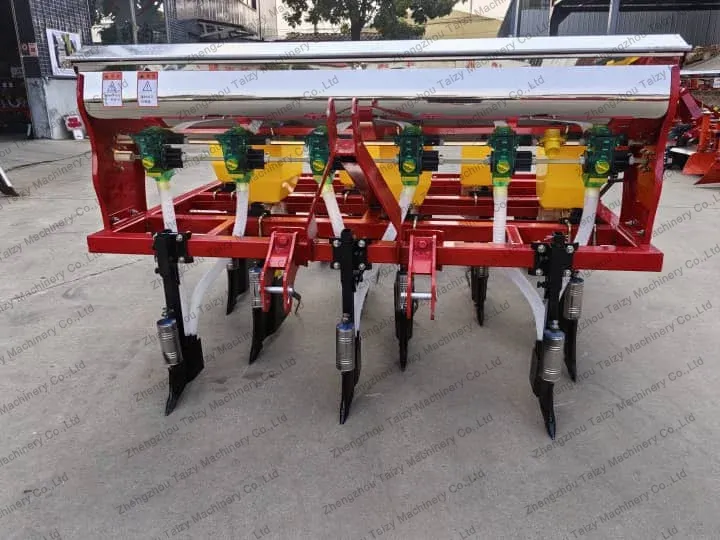 Machine à semer des arachides