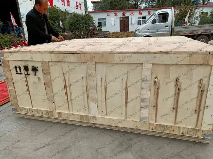 Semoir à cacahuètes avec emballage en bois