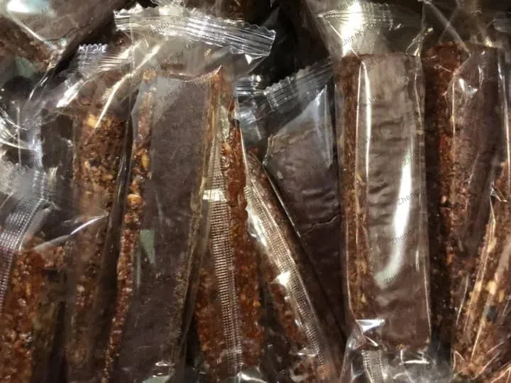 땅콩 연자병 기계는 로스팅, 껍질 벗기기, 끓이기, 성형, 절단, 포장 기능을 통합하여 땅콩 캔디 간식을 생산합니다.