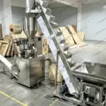 máy đóng gói hạt với băng tải nâng