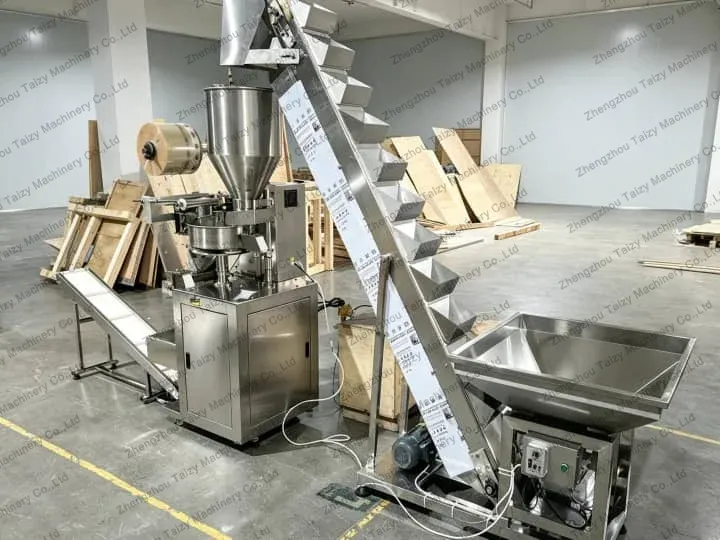 máy đóng gói hạt với băng tải nâng